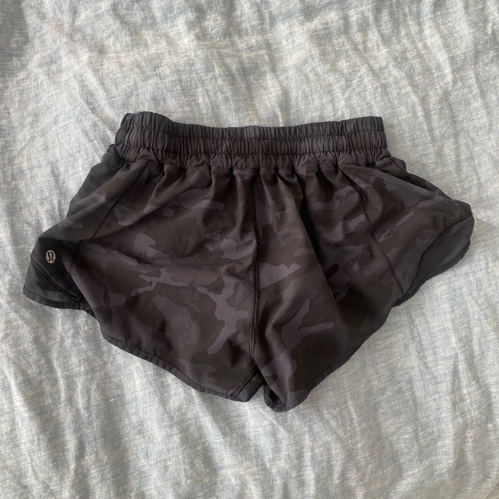 Lululemon lined hoty hot shorts - camo